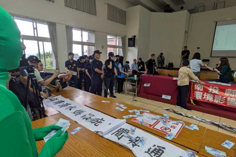 抗議團體灑假鈔抗議，要求焚化爐務必遠離茶鄉。（圖／翻攝自督政盟）