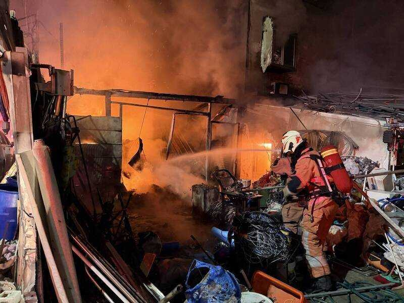 回收場大火延燒2樓,消防局出動大型機具破壞後再進行灌救,直到清晨4點半才控制住殘火。(圖/消防局提供)