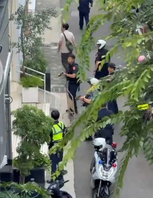 警方和凶嫌對峙。（圖／翻攝自Threads，asd1123098授權提供）