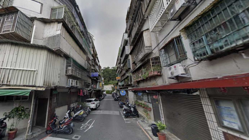美景大地社區屋齡超過50年,被鑑定為海砂屋後積極展開都更整合。(圖/翻攝自goolge map)