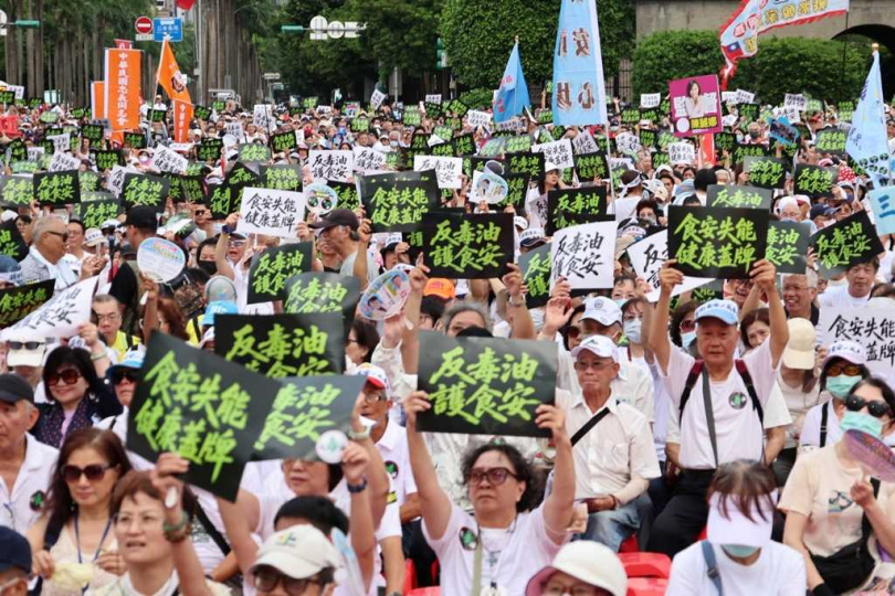 「我是人,我反毒台」集會遊行活動25日在凱道舉行,民眾高舉標語表達反毒油、護食安的立場,及對賴政府的不滿。(圖/中國時報姚志平攝)