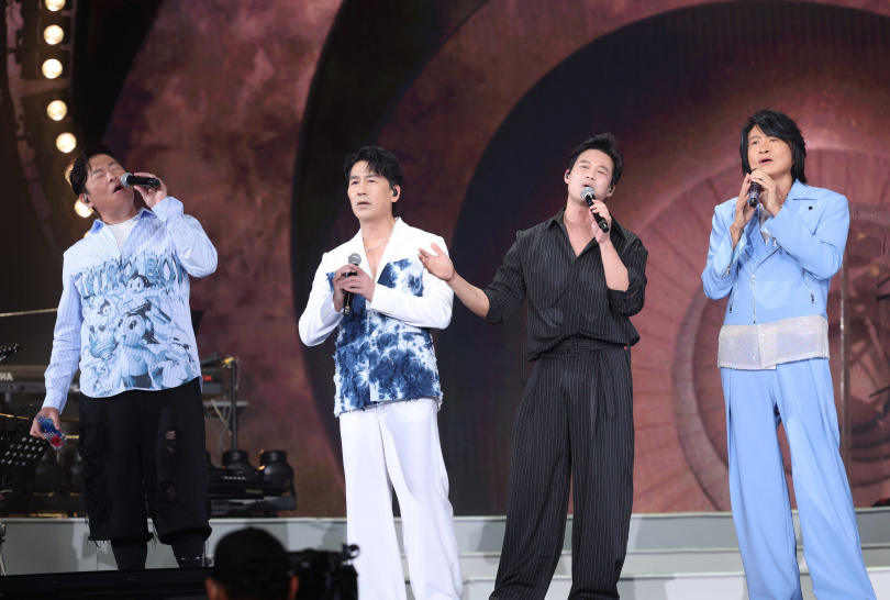 游鴻明(右起)、陳國華、羅時豐、曾國城同台話家常。(寬宏藝術提供)