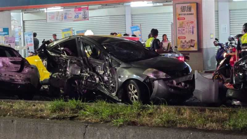 一名37歲的陳姓男子18日晚間逆向高速撞向對向等紅燈的車陣，造成4人受傷送醫。(圖／翻攝自Threads)