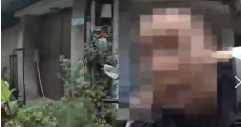 北市刑大見時機成熟後，逮獲許姓天道盟松山會會長。(圖／翻攝畫面)