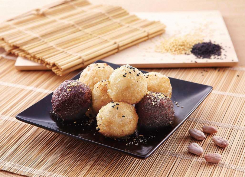 炸元宵口感外酥內軟，在新東陽手工元宵製作現場現炸現吃最美味。（圖／新東陽提供）