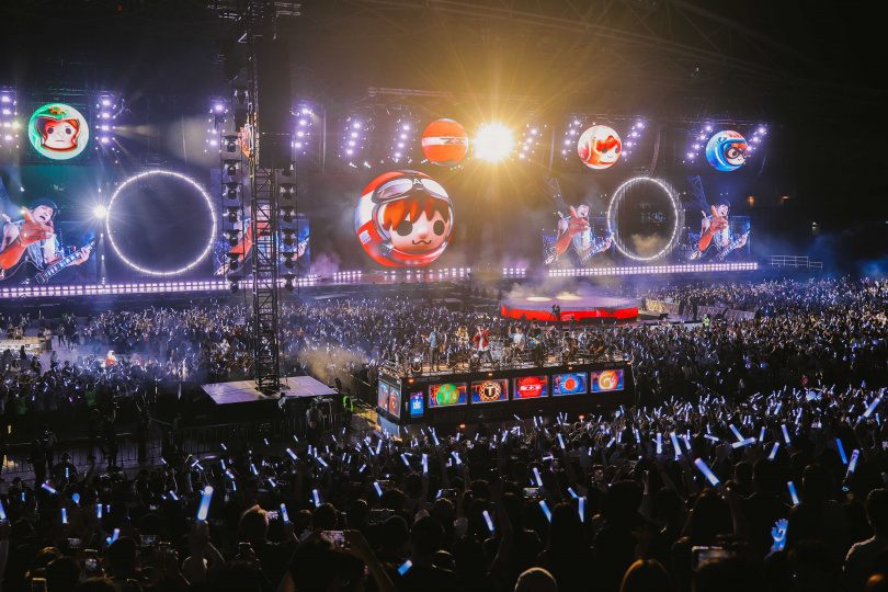 五月天環場巴士和歌迷近距離。（圖／相信音樂提供）