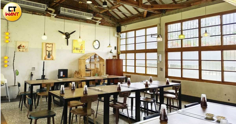 葉明致麵舖新營店進駐活化後的糖廠老屋，空間十分雅緻復古。（圖／魏妤靜攝）