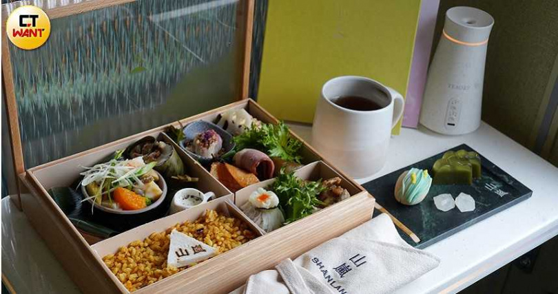 回程可吃到丹蔘油封鴨襯剝皮辣椒、磯煮紅槽肉佐黑珍珠芥花醋等餐點，以山林、溪流發想的甜點還會以花蓮大理石「蛇紋岩」訂製餐盤盛裝。（圖／魏妤靜攝）