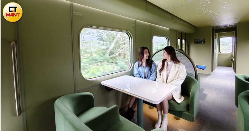 山嵐號除了延續海風號特色全景落地窗設計，還新增更多面對面的雅座，適合閨蜜出遊。（圖／魏妤靜攝）
