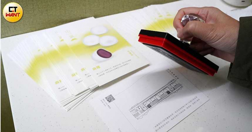 別忘了在山嵐號紀念明信片上蓋上戳章，幫旅程增添儀式感。（圖／魏妤靜攝）