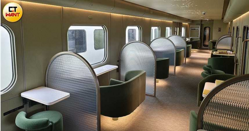 山嵐號外觀是較淺色清新的黃綠色，內裝則是深綠色調，彷彿在呼應花東縱谷山景與稻穗顏色。（圖／魏妤靜攝）