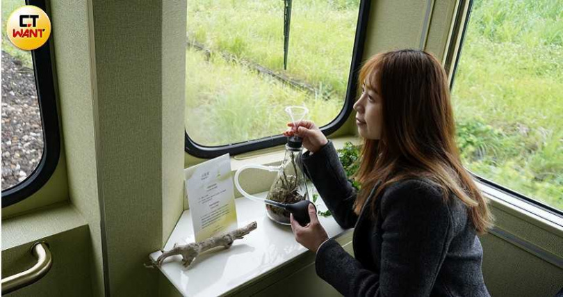 山嵐號首創於列車共鳴室推出嗅聞體驗，請芳療師打造有森林香氣的體驗裝置。（圖／魏妤靜攝）