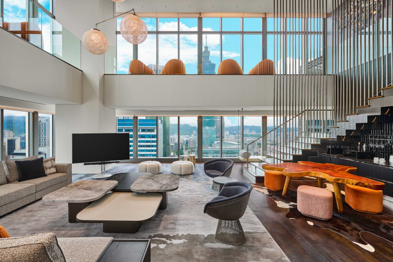 面對信義計畫區四季酒店與柏悅酒店即將進駐後的競爭市場，台北W飯店自2023年起全館翻新微整形。圖為每晚要價40萬元起的「頂級驚喜套房」。（圖／台北W飯店提供）