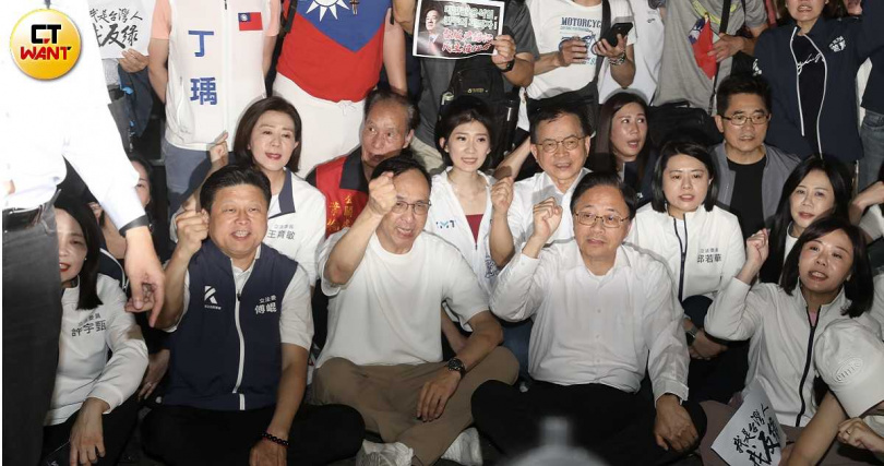 朱立倫、張善政及傅崐萁等藍營縣市長及立委，今晚在北檢前靜坐抗議（圖／劉耿豪攝）