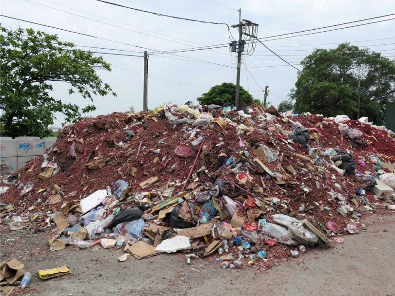 雲林縣「北港朝天宮迎媽祖」遶境活動燃放大量鞭炮,北港鎮公所清潔隊19日統計,共清出約109公噸炮屑,「炮屑山」僅剩半層樓高,減量有成。(圖/中國時報張朝欣攝)