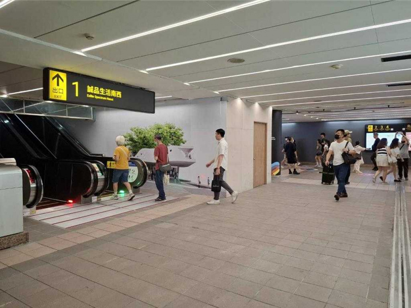 施工封閉2年多的台北捷運中山站1號出口於5月31日下午正式開放,該出口雙向電扶梯同步啟用,讓旅客進出車站更便利。(圖/台北捷運公司提供)