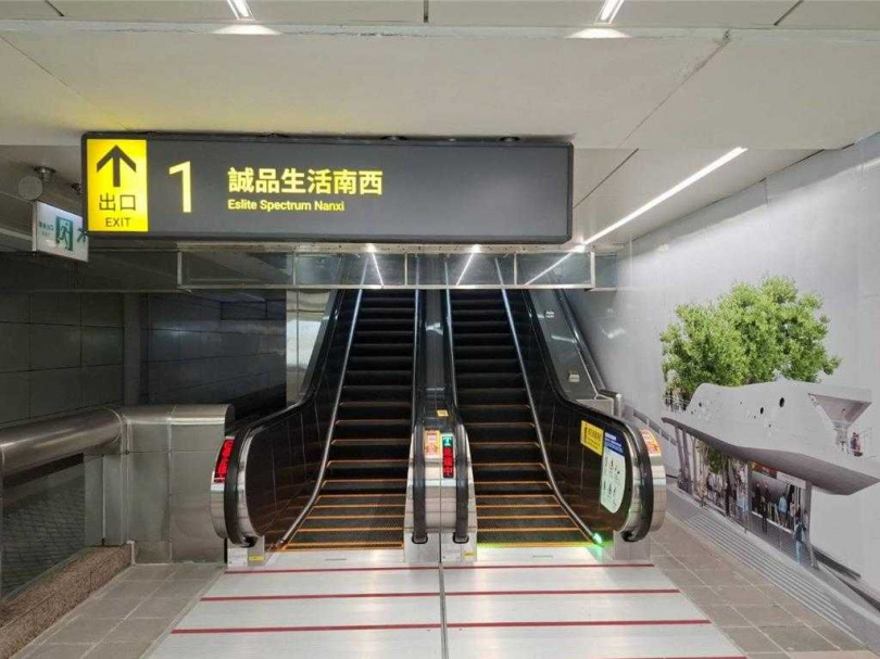 施工封閉2年多的台北捷運中山站1號出口於5月31日下午正式開放,該出口雙向電扶梯同步啟用,讓旅客進出車站更便利。(圖/台北捷運公司提供)