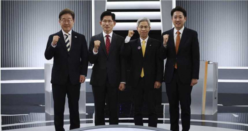 由左至右為共同民主黨李在明、國民力量黨金文洙、民主勞動黨權英國、改革新黨李俊錫。（圖／達志／美聯社）