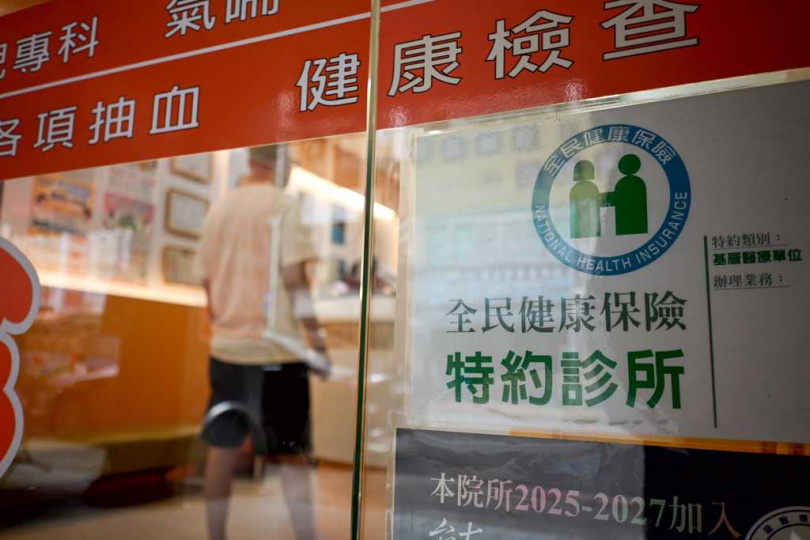 新冠疫情升溫,疾管署預估現在到8月初總就醫人次恐將達到170萬,醫師團體呼籲高危險群必須接種疫苗並持續增加快篩試劑量產,鋪貨到醫療單位及各通路;圖為民眾前往診所就醫,醫師問診並為民眾執行快篩檢測。(圖/報系資料照)