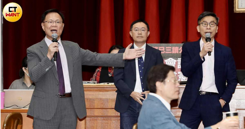 民進黨立委鍾佳濱（右）、李坤城（中）主張財委會應立即散會，民眾黨立委張其楷（左）強烈反對（圖／方萬民攝）