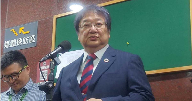 食藥署祭出新規，要求食品從業人員不得「摸完錢又摸食物」，如有違反且未限期改正，可開罰6萬元起跳。衛福部長邱泰源受訪時兩度強調「請大家安心」，希望在賣東西、找錢過程多注意一下，剛開始都會以輔導優先。（圖／中國時報王家瑜攝）