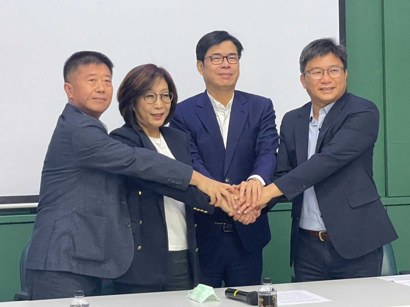 本屆高雄市議長選舉暗潮洶湧,終於在高雄市長陳其邁(右二)協調之下定調由曾任高雄市議長的康裕成(左二)回鍋,但始終躍躍欲試的鄭光峰(右一)挾「湧言會」議員群來勢洶洶,將成為市長選戰外的新看點。(圖/報系資料照)