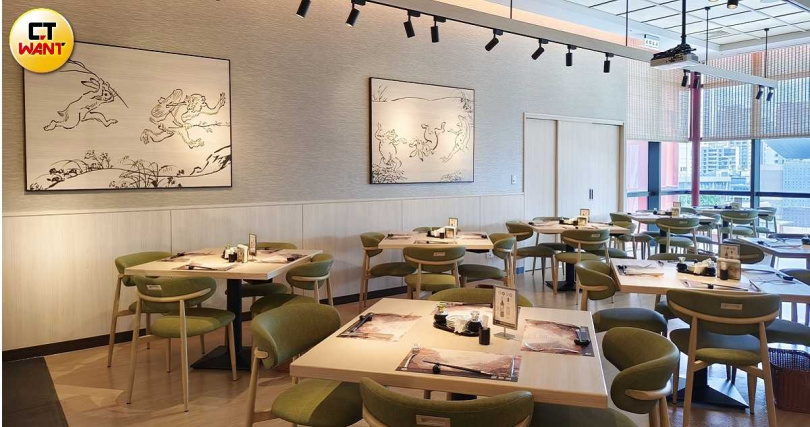 牆面畫作承襲中山本店的《鳥獸戲畫》，亦是日本平安京時期的作品。（圖／魏妤靜攝）