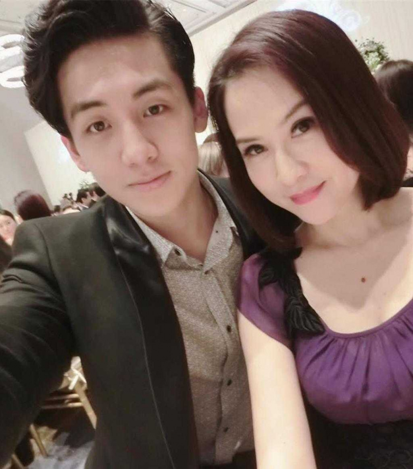 寶弟（左）對媽媽金友莊盡孝道。（圖／浩翰宇宙工作室提供）