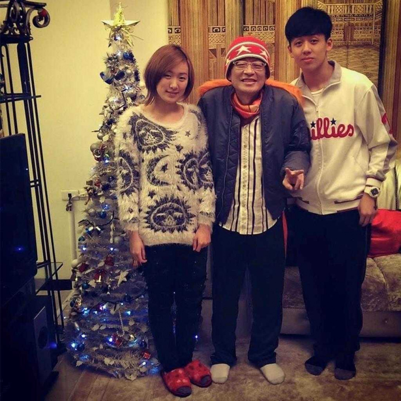 寶弟（右起）、父親高凌風、姊姊葛宸羽合照。（圖／浩翰宇宙工作室提供）