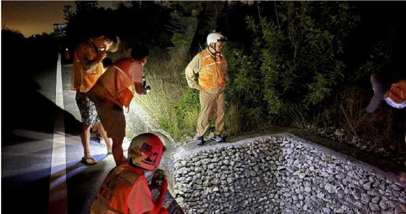 小琉球陸蟹志工守護陸蟹。（圖／鵬管處提供）