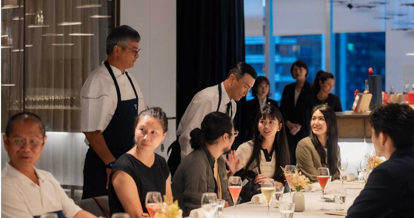 順忠兄弟向白癡公主、雷嘉汭介紹餐點。(圖/公視提供)