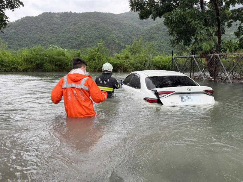 太麻里阡仔崙橋附近道路有民眾受困車內。（圖／台東縣消防局提供）