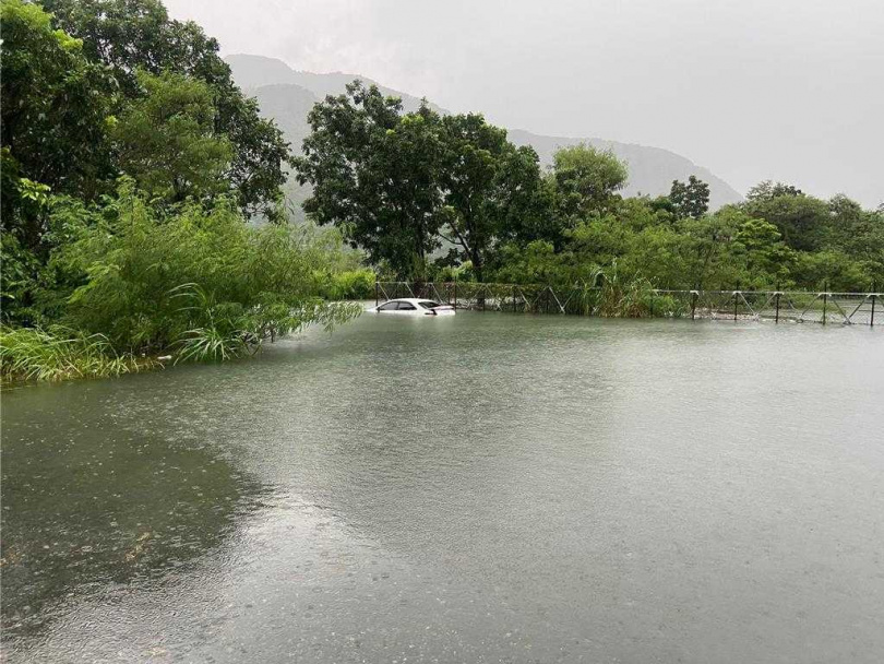 太麻里阡仔崙橋附近道路有民眾受困車內。（圖／台東縣消防局提供）