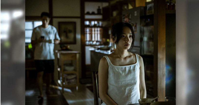 電影《泥娃娃》掀恐怖熱潮網友嚇到想吐，蔡思韵詭異狀態令人頭皮發麻。（圖／天予電影）