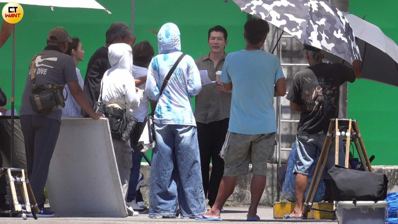 儘管劇組準備了許多大傘來遮陽，但仍然擋不住炎熱的高溫，演員們都出現奇妙的表情。（圖／本刊攝影組）