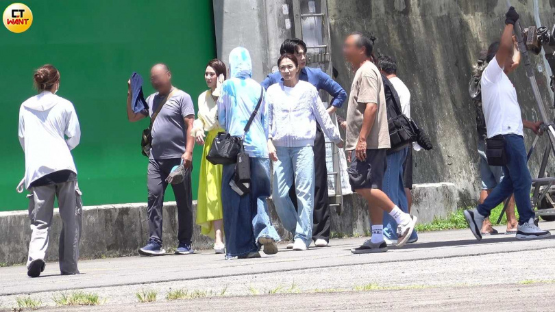 演員與工作人員一同緩緩走到陰涼處休息用餐。（圖／本刊攝影組）