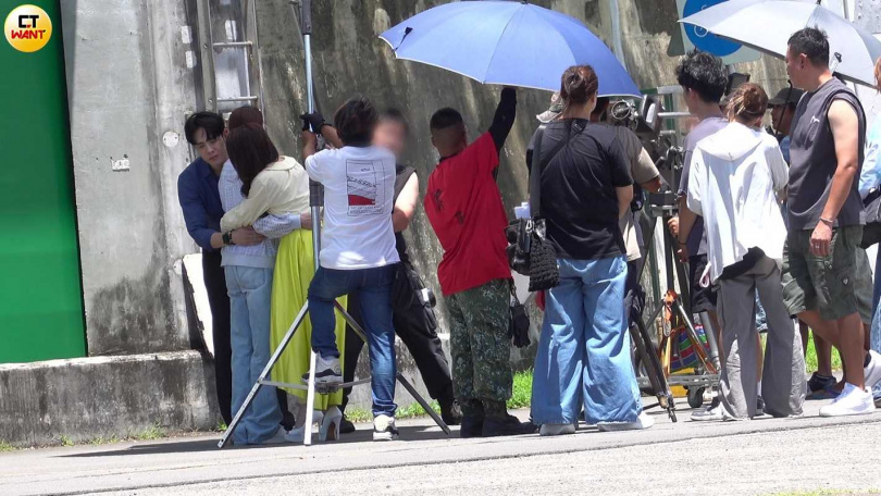 李家慶與華千涵很有戲劇張力地喊了一聲「媽」，然後抱住江祖平。（圖／本刊攝影組）