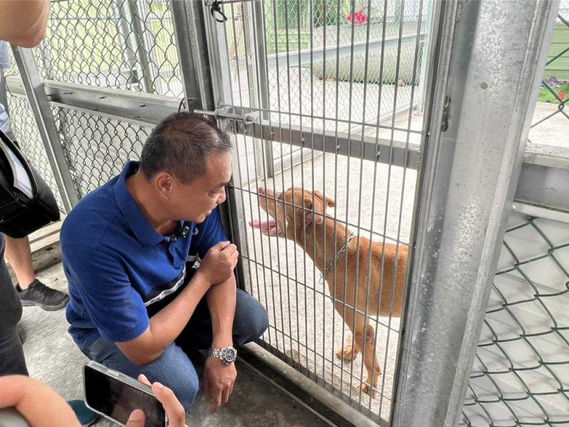 雲林縣莿桐鄉愛狗人士蔡禮謙與比特犬「Lucky」。（圖／中時記者周麗蘭攝）
