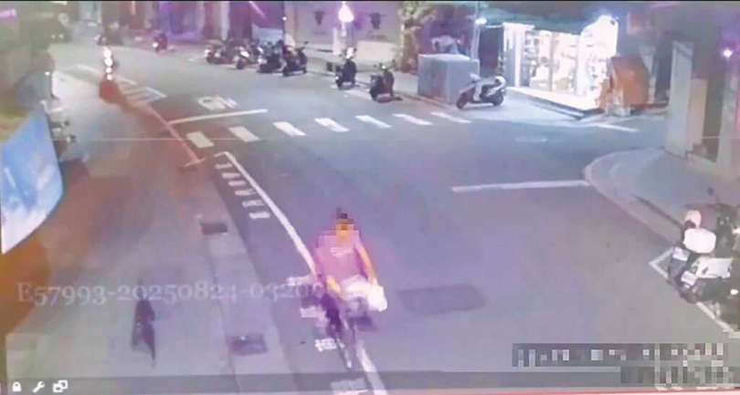 胡男8月19日晚間牽狗經過淡水老街。(圖/淡水警分局提供/中國時報張鎧乙新北傳真)