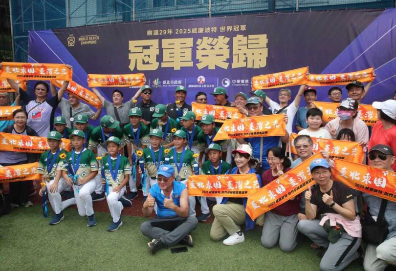 台北市政府、台灣世界少棒聯盟、謝國城棒球文教基金會及共享棒球股份有限公司7日舉行東園國小勇奪威廉波特世界冠軍榮耀共享活動，東園國小少棒隊隊員們與家長及支持者一起合影，分享奪冠榮耀。（圖／中國時報陳君瑋攝）