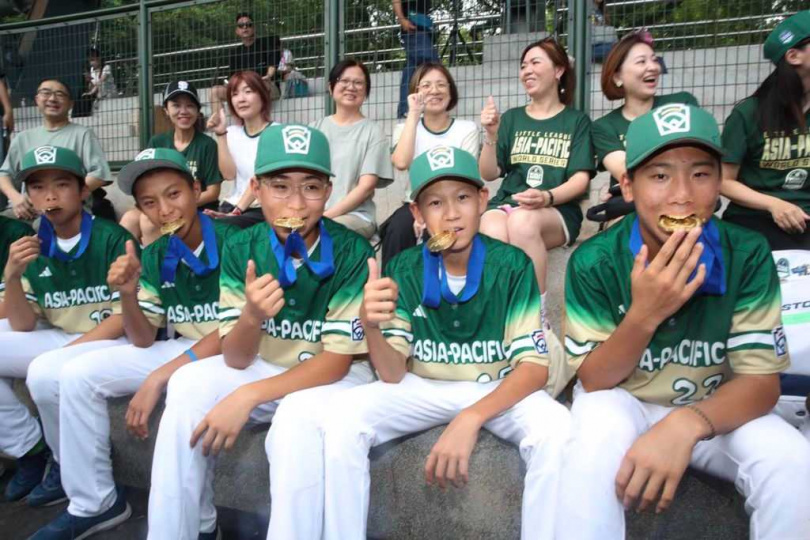 台北市政府、台灣世界少棒聯盟、謝國城棒球文教基金會及共享棒球股份有限公司7日舉行東園國小勇奪威廉波特世界冠軍榮耀共享活動，東園國小少棒隊隊員們與家長及支持者一起合影，分享奪冠榮耀。（圖／中國時報陳君瑋攝）