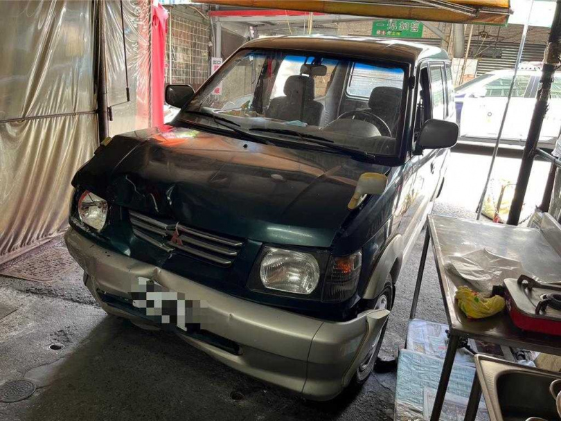 高雄市苓雅區自強夜市今（9）日中午，一輛75歲王姓男子所開的廂型車，疑似誤踩油門衝進在當地小有名氣的牛排店內，讓不少饕客哀號「今晚吃不到了！」。（圖／警方提供）