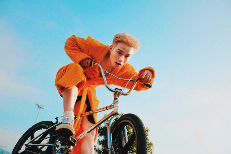 黃號穿浴袍小露性感。(圖/山夏國際娛樂提供)