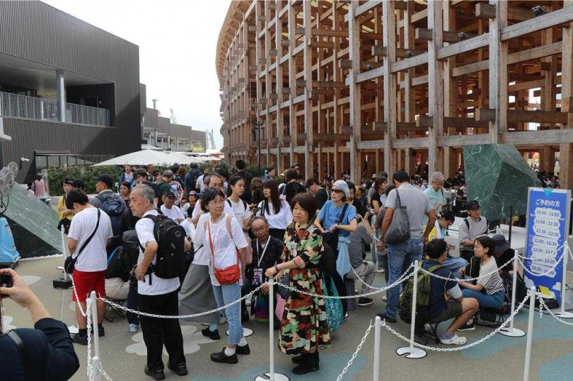 TECH WORLD館人氣夯，入場參觀需排隊3至4小時。（圖／中時記者蔡明亘攝）