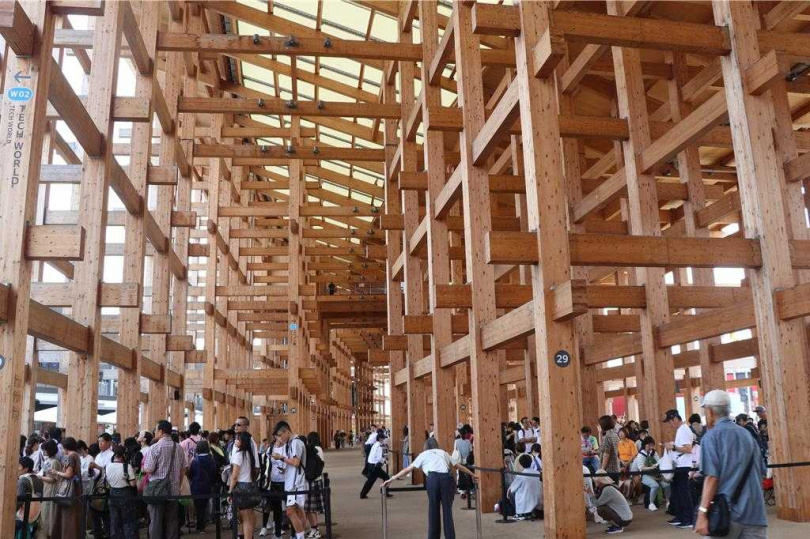 大阪世博會環繞園區的大屋根，為今年世博標誌性建築。（圖／中時記者蔡明亘攝）