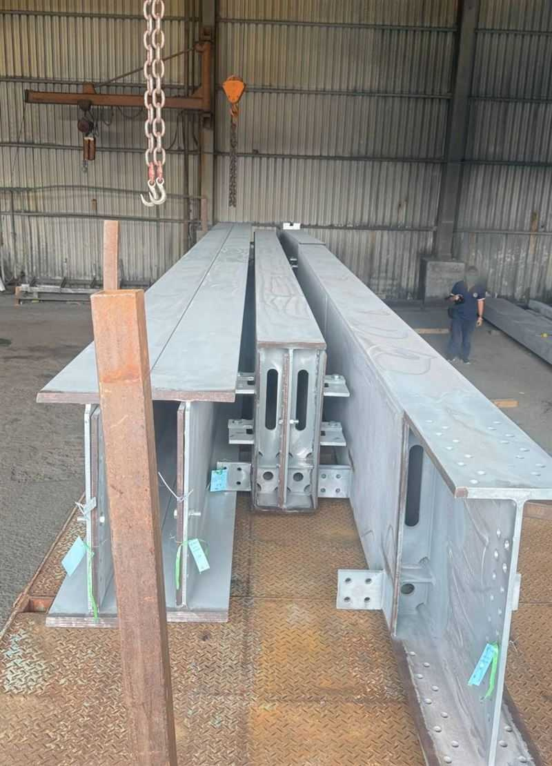 高雄市小港區永光街一間工廠今（7日）中午傳出重大工安事故。（圖／三立新聞網）