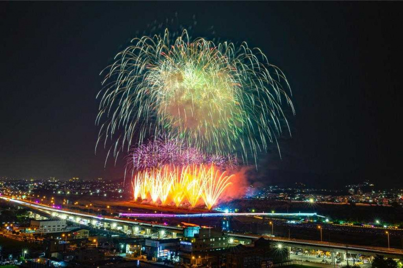 南投縣建縣70多年來的第一場國慶焰火,焰火升空照亮南投夜空。(圖/南投縣政府提供)