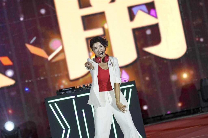 國慶焰火在南投,縣長許淑華受邀上台操控混音台開場,甚至跟著節奏擺動,立即炒熱氣氛。(圖/南投縣政府提供)