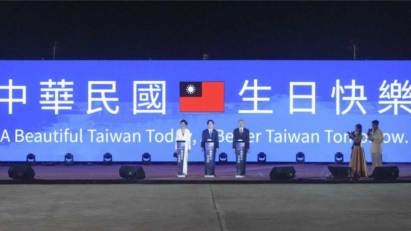 總統賴清德、立法院長韓國瑜、南投縣長許淑華10日晚間8時按下啟動鈕,國慶焰火瞬間照亮南投夜空。(圖/南投縣政府提供)