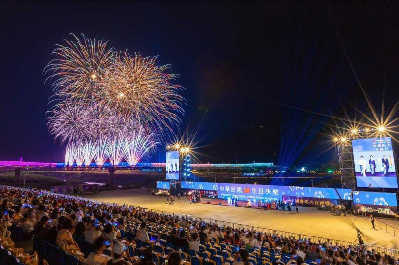 國慶焰火10日晚間在南投市貓羅溪畔璀璨登場,DJ妖嬌與DJ Mr.GIN表演搭配焰火秀。(圖/南投縣政府提供)